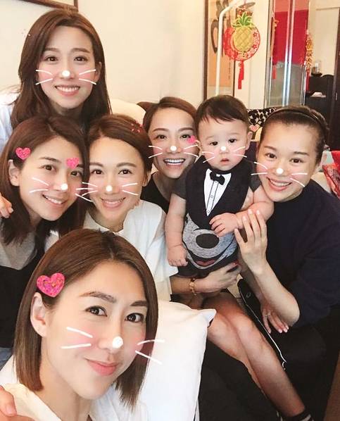 胡杏儿儿子被干妈团宠,表情亮了!