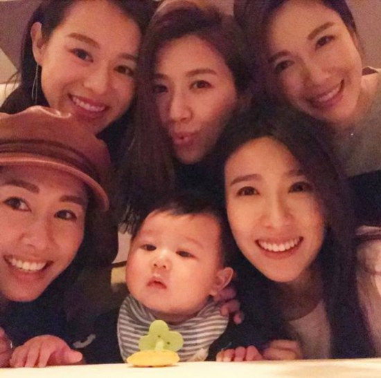 胡杏儿儿子被干妈团宠,表情亮了!