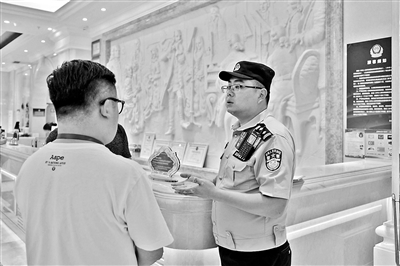 警方对宾馆首开10万元罚单 两次被发现未进行身份登记