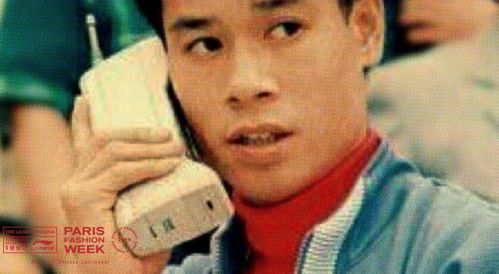 李宁两次登上时装周的舞台,胸前印有"中国李宁"四个字的t恤成为年轻人