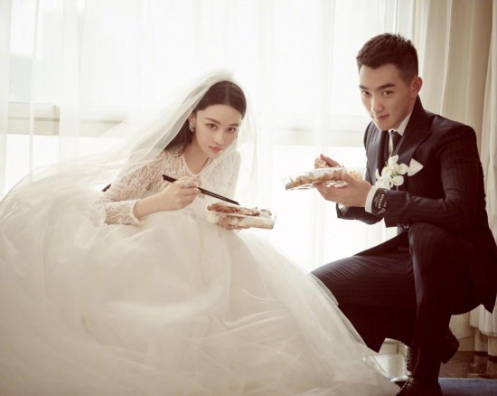 张馨予晒婚纱照拿筷子眨眼卖萌 与何捷大快朵