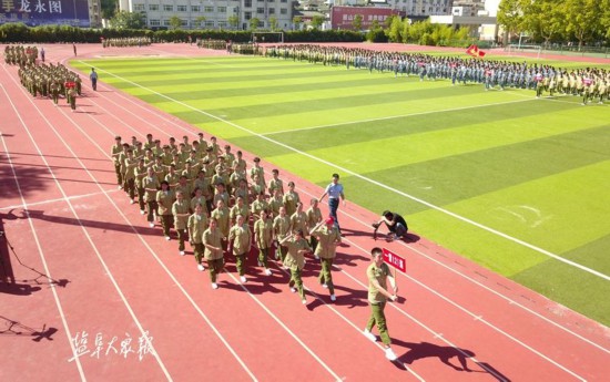 40万人次围观!盐城中学军训闭营式新生英姿飒