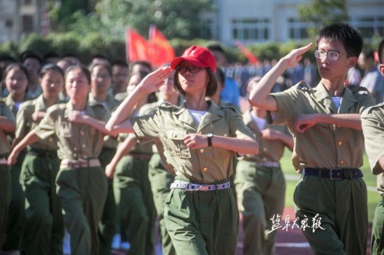 40万人次围观!盐城中学军训闭营式新生英姿飒