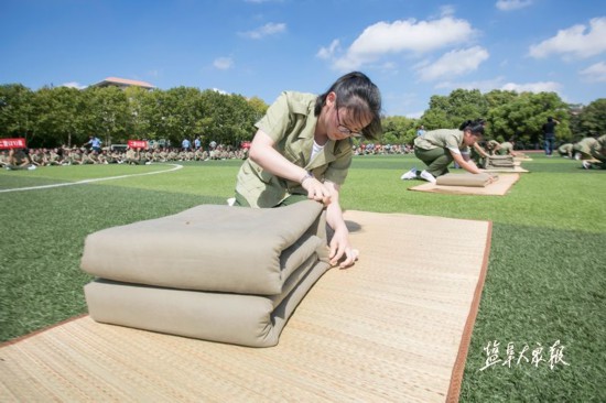 40万人次围观!盐城中学军训闭营式新生英姿飒