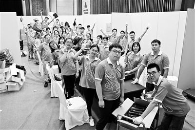 注册中心志愿者提前上岗 装包组志愿者齐心协