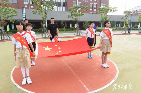 开学第一天 盐城一肌肉萎缩学生坐轮椅圆升旗