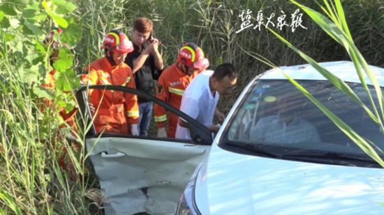 路口相撞人员被困 盐城消防紧急出手营救