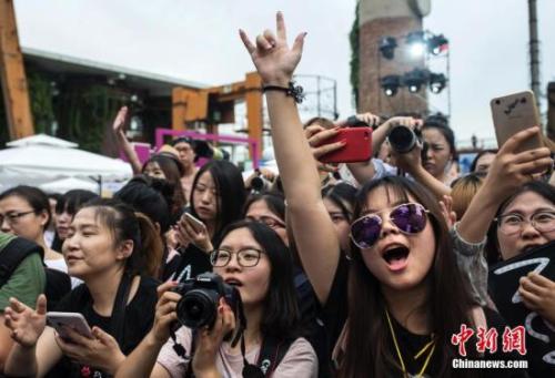 “2017粉絲嘉年華”在北京舉辦。<a target='_blank'  data-cke-saved-href='http://www.chinanews.com/' href='http://www.chinanews.com/'><p  align=