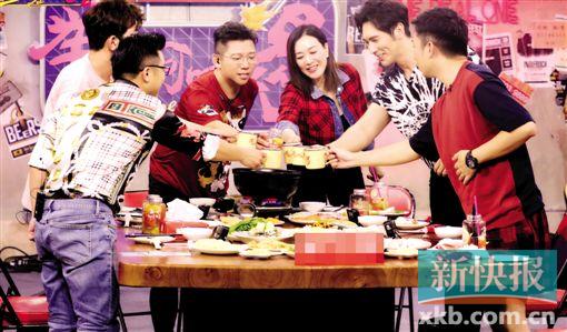 张靓颖做客《举杯呵呵喝2》,谈与父母的代沟: