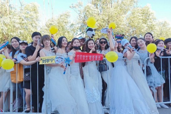 摩登兄弟录制《中国音乐公告牌》现场粉丝集体