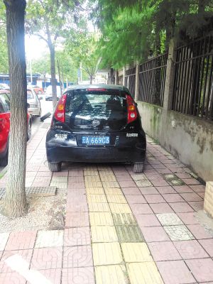 车卧人行道 让人无路可走 昆明这些背街小巷顽