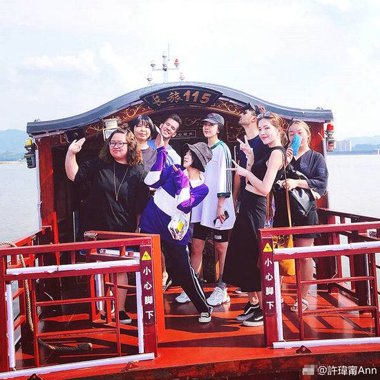 许玮宁重庆旅游秀小蛮腰 大喊热到怀疑人生