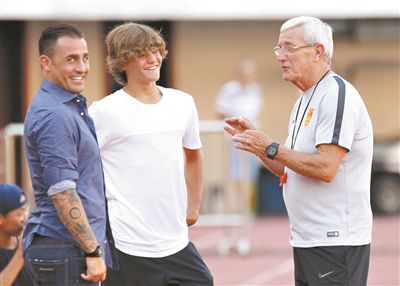 国足兵发多哈 卡纳瓦罗探班里皮