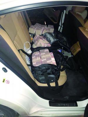 警方从非法集资人车里搜到大量现金.警方供图