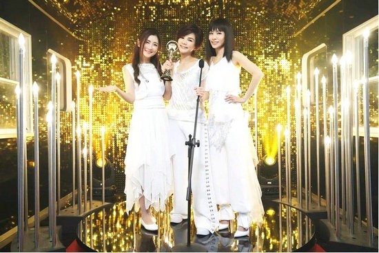 SHE十七周年还原昔日经典造型:容貌还是原来