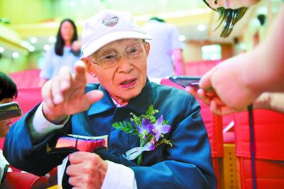耄耋老人仍然坚持一线上课两位老教授各获百万元重奖