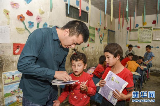 青春绽放在塔克拉玛干沙漠深处的讲台