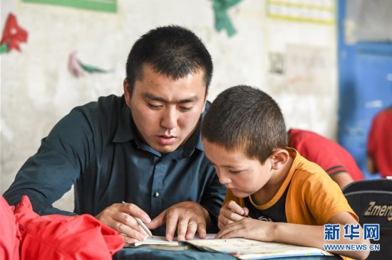 青春绽放在塔克拉玛干沙漠深处的讲台