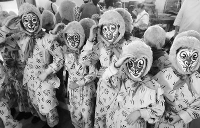 社区京剧票友大赛椿树鸣锣