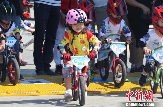 可爱!萌娃骑手比拼儿童平衡车赛