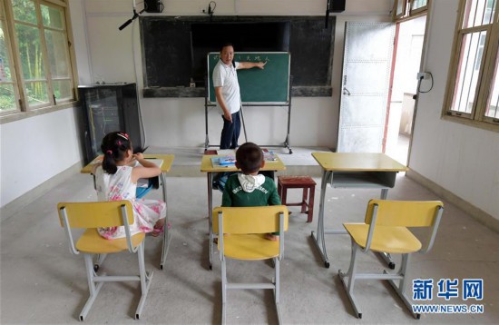 一根拐杖 一生奉献--拄拐老师坚守山区讲台4