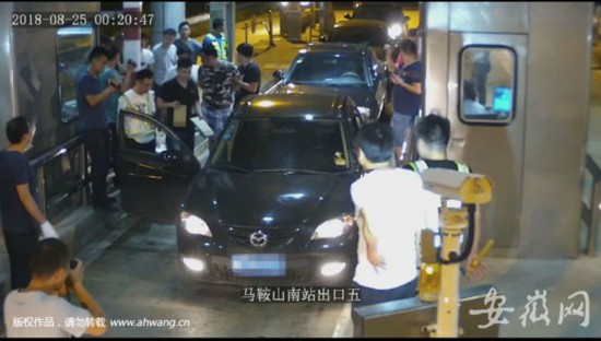 当涂警方缉毒“大片”:高速设伏 枪口顶头迫降