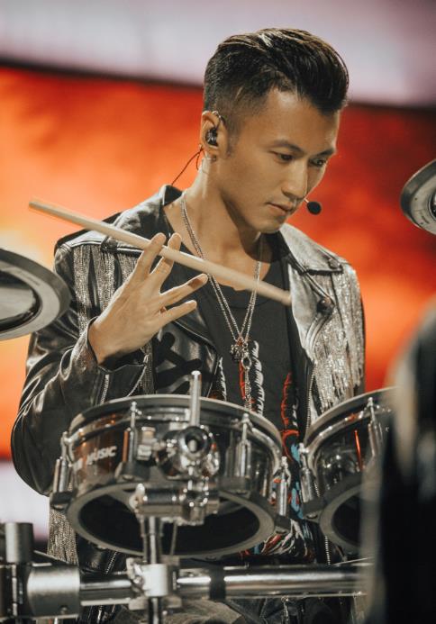 谢霆锋背影照帅气难挡 网友:整个成都都在偶遇