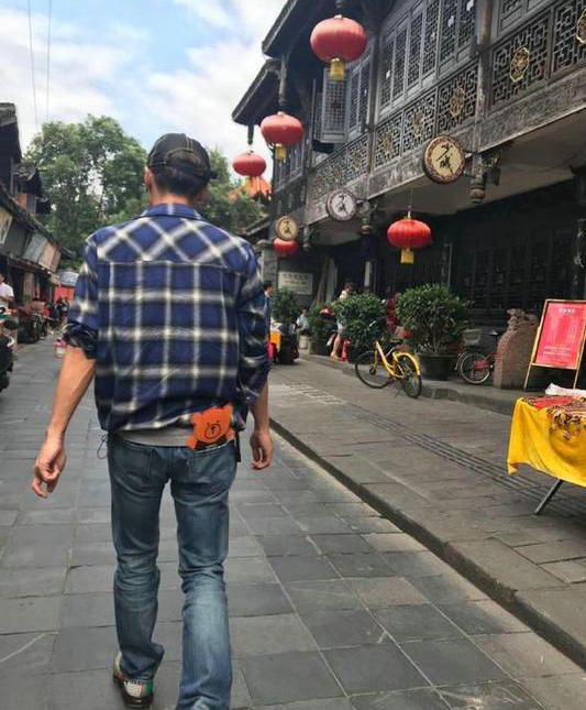 谢霆锋背影照帅气难挡 网友:整个成都都在偶遇