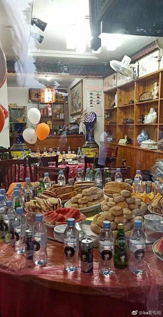 曝粉丝集资9万招待邓伦剧组 应援物竟是一桌烧