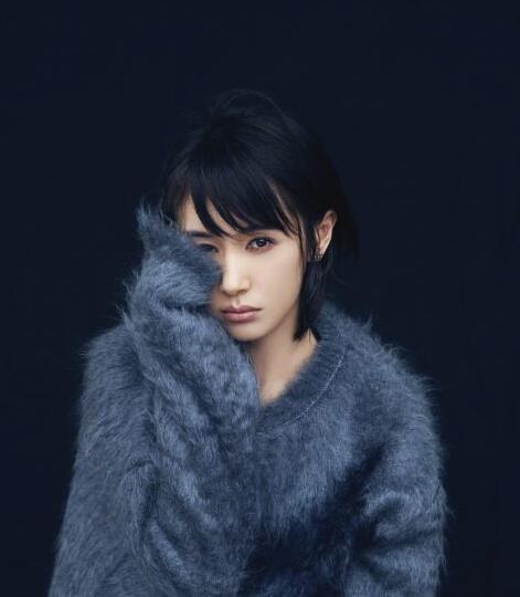 王子文撑地倒立大秀瑜伽功底(图)