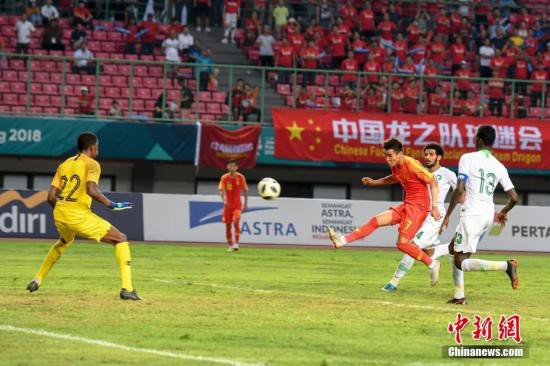 资料图:国足正在比赛中。<a target='_blank' data-cke-saved-href='http://www.chinanews.com/' href='http://www.chinanews.com/'><p align=