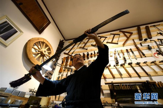 #(社会)(1)宝剑锋从磨砺出——石家庄父子俩传承古兵器修复技艺