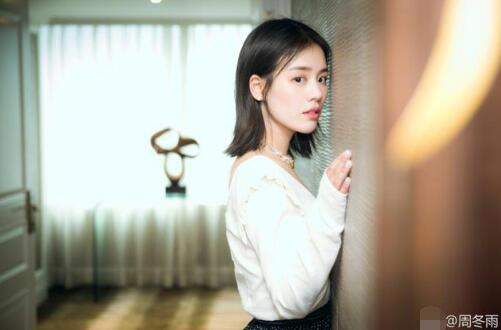 马思纯逼迫周冬雨夸自己