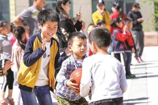 洪泽实验小学举行趣味篮球赛 学生乐享运动