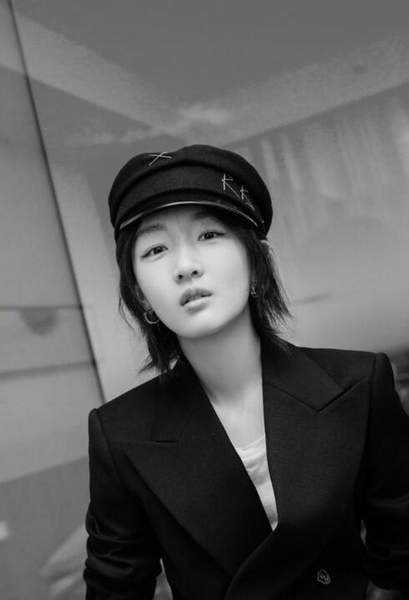 马思纯逼迫周冬雨夸自己