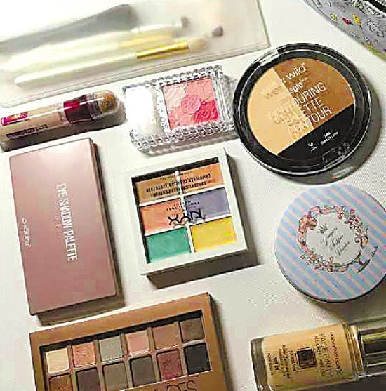 00后新生驾到 行李箱里几乎装进了整个商场