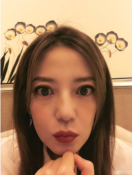 赵薇晒近距离自拍照 大眼睛被网友调侃:一个顶两儿
