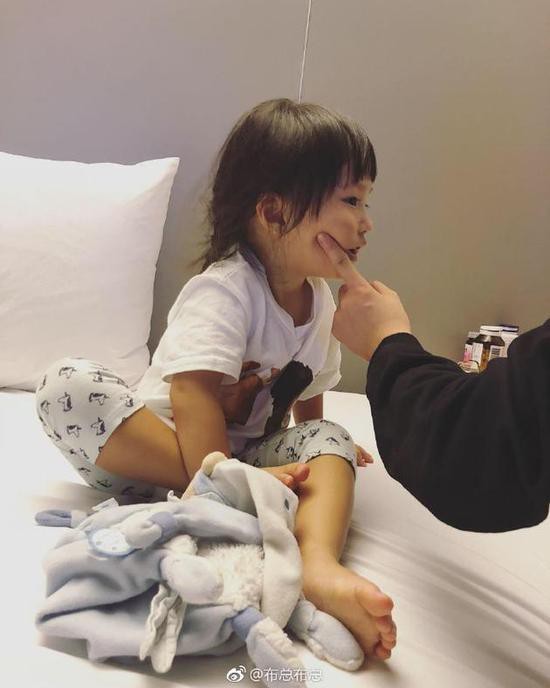 欧弟妻子分享女儿JOJO搞怪近照 调侃:脚好吃吗