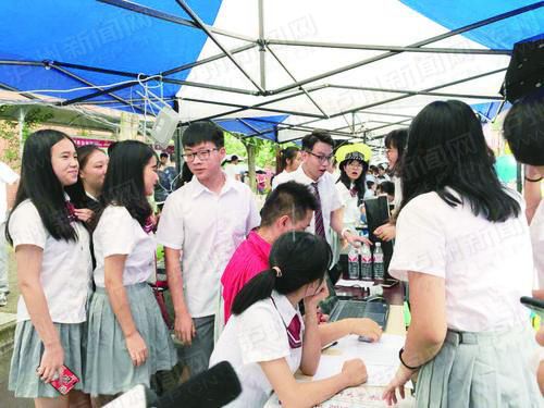 西南医科大学学长学姐迎接新生_副本