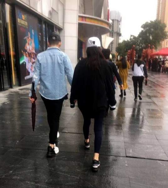 张馨予夫妇现身兰州街头同吃一碗面