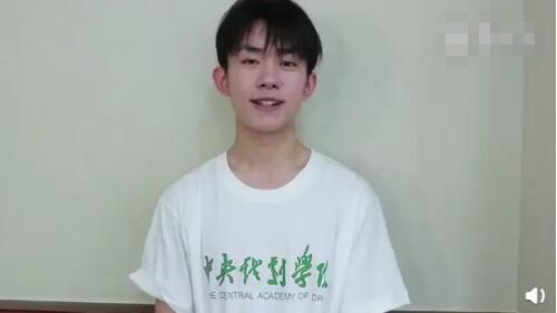 中戏宣传担当!易烊千玺刘昊然为学生会招新录