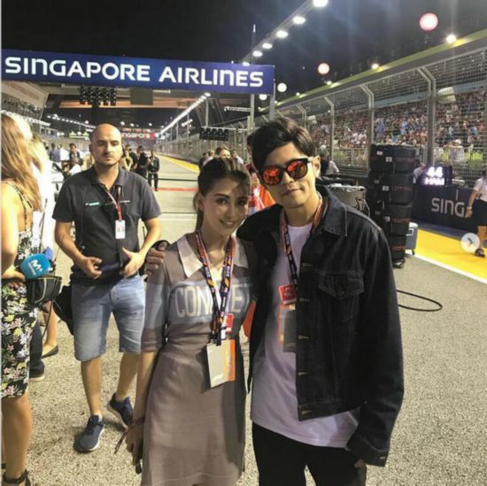 周杰伦陪妻看F1比赛 甜搂昆凌肩合照发狗粮