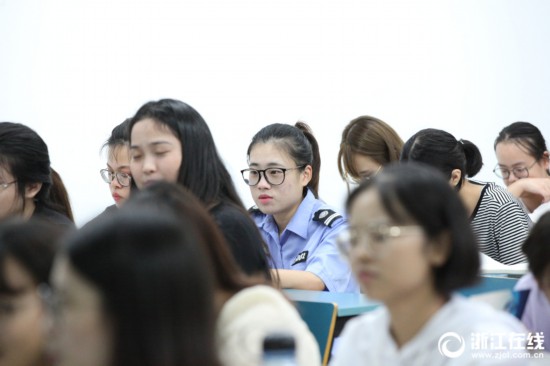 开学典礼上感动新生的杭师大保安小姐姐走进大