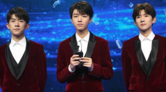 三小只合体!TFBOYS穿酒红色西装表演帅气十