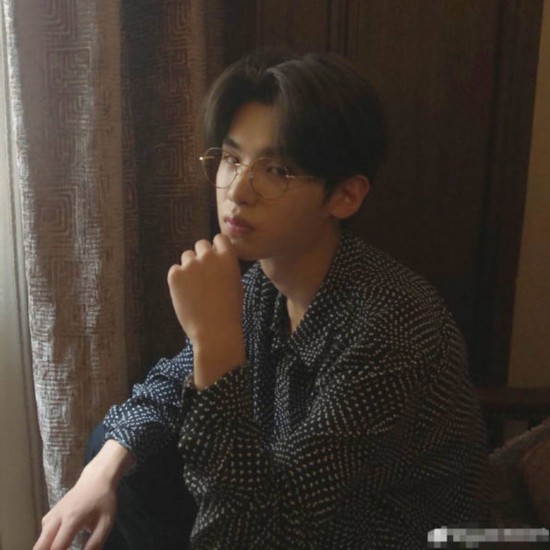 黄明昊戴金边眼镜演绎斯文败类 伏案打球动作