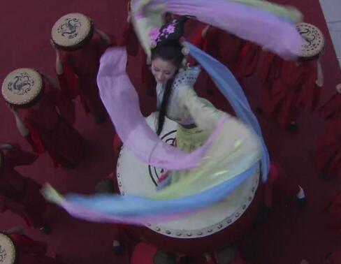 站在鼓上起舞的古装女子,白冰洒脱、佟丽娅能