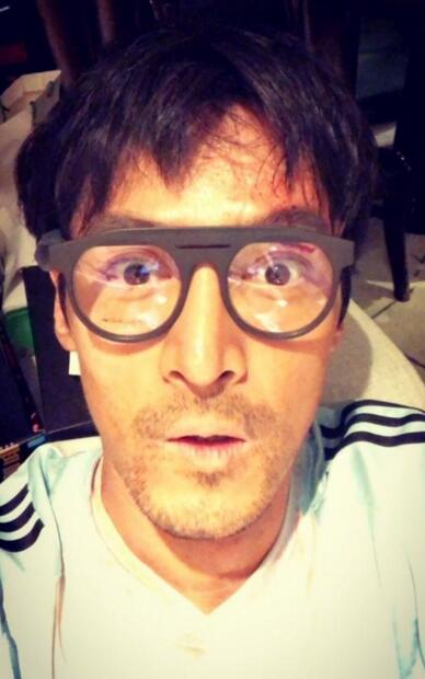 胡歌晒自拍庆祝36岁生日:不悲不喜继续前行