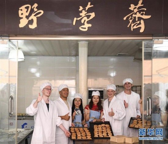 #(社会)(2)手工传统月饼受欢迎