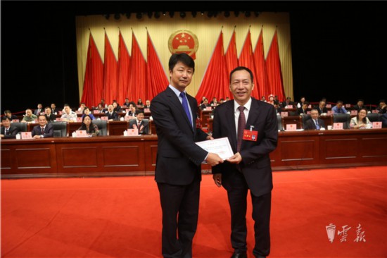 普洱市人大常委会主任杨卫东向刘勇颁发了当选证书.