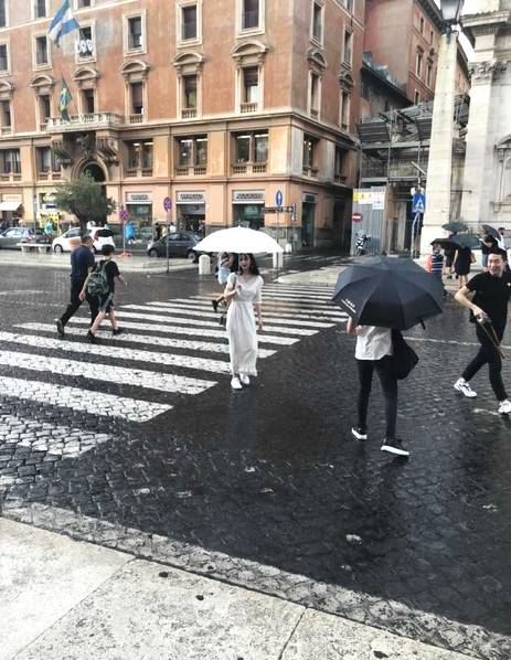 Baby新剧路透图曝光 一身白裙手撑雨伞仙气十